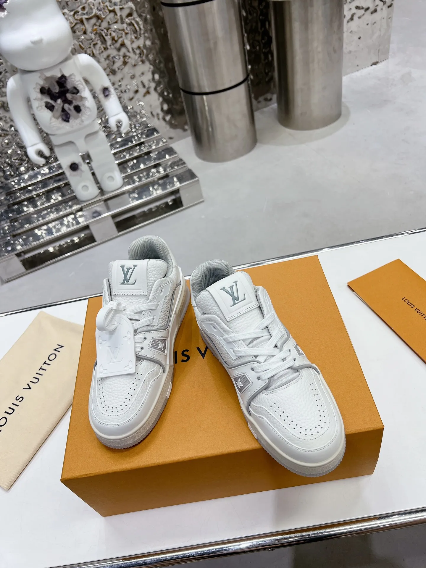👟👟Ex-factory price 840👟👟 LV top version 2023 new model. Purchasing quality LV~Louis Vuitton Lv TRAINER's best-looking sneakers, Donkey Brand strongly recommends new products, official website limited edition retro basketball sneakers! Both high-cut and low-cut products cost money to purchase an accurate 1:1 replica of the original version. The details are invincible and full of sincerity. The imported and customized original cowhide leather is the same as the original version. The details are 100% restored. The private model customizes the original one-piece T👟👟 ex-factory price U outsole. It is different from other brands. Without the original version, this effect cannot be achieved!    Men's and women's models 35-40 39-45 (45 and 46 are customized and cannot be returned or exchanged)